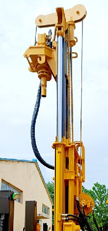 DR-150 mast-mounted rotary head, hydraulic hose and vertical guide structure