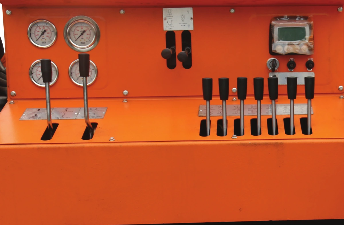 DR-170T gauge panel and main operating levers