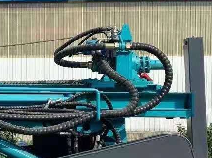 DR-200 rotary head, carriage and connected hydraulic hoses
